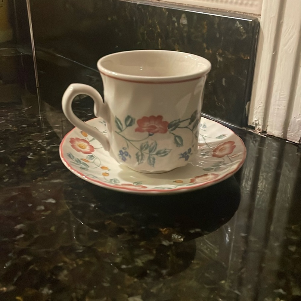 Churchill in Staffordshire fine tableware England six cups with saucers.